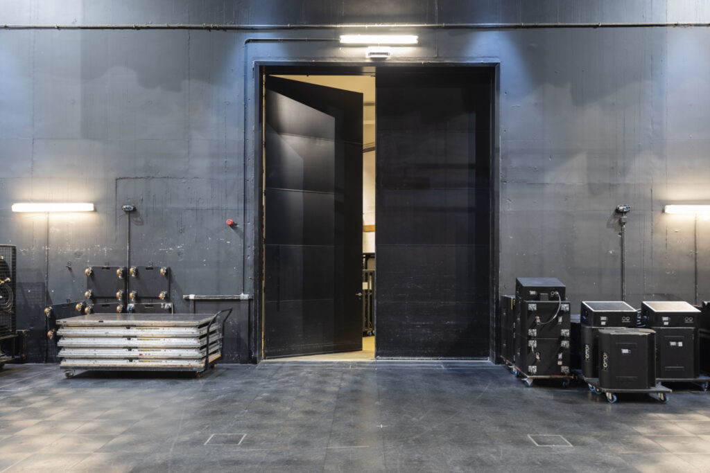 home-Veiligheidsdeur DS Projekten Installatie van Heinen veiligheidsdeuren door DS Projekten in een bedrijfsgebouw.